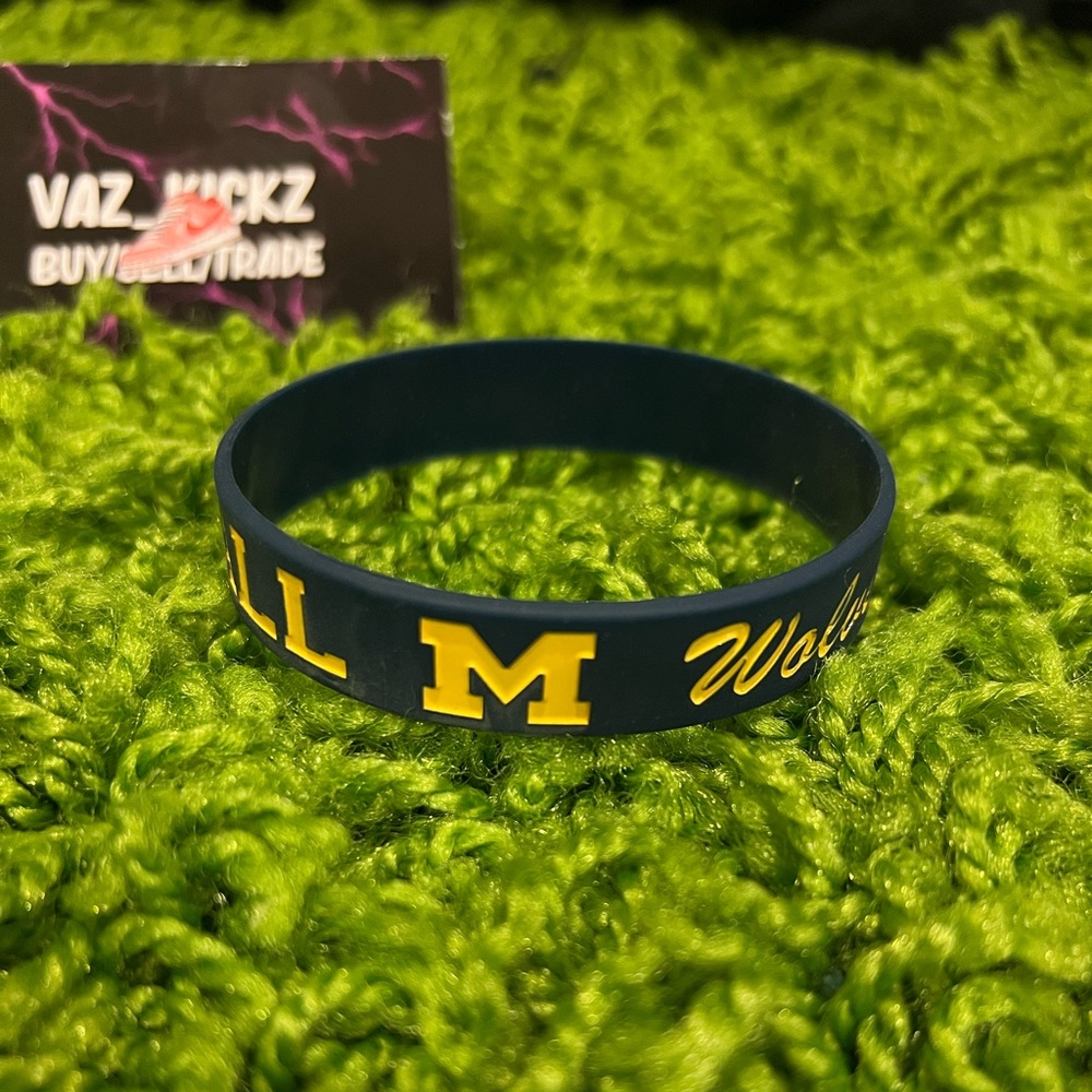 Michgian Nike NCAA Wolverines Football Wristband/braclet